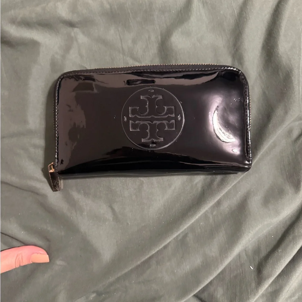 Tory Burch Black Patent Logo Zip Wallet with Gold-Tone Pull - Picture 1 of 3